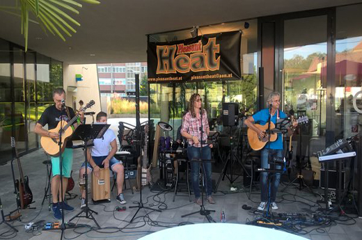 4 Musiker einer Band bei der Music Night im Jahr 2017